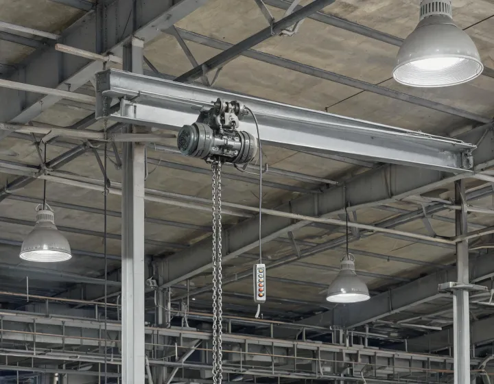 Electric chain fall hoist on a runway